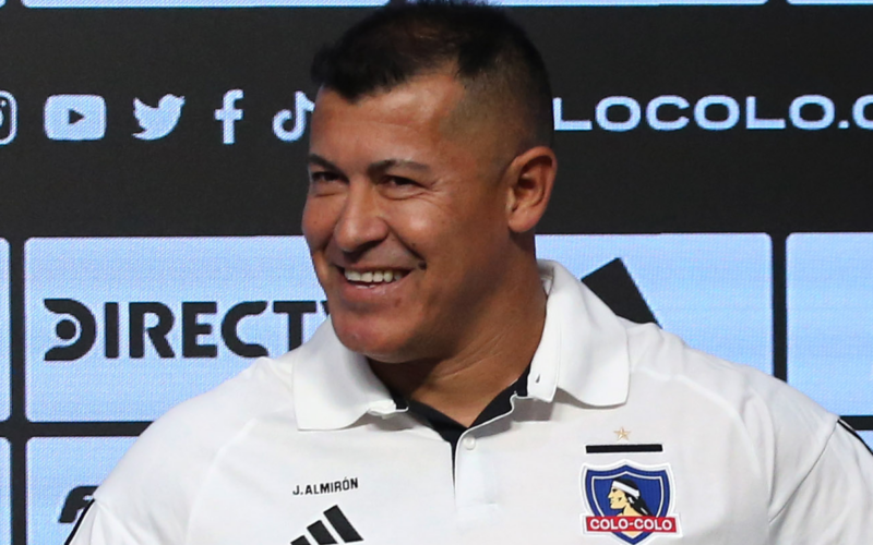 Jorge Almirón sonriendo en su presentación como nuevo entrenador de Colo-Colo de cara a la temporada 2024.