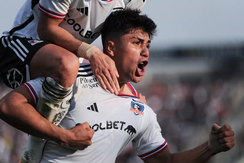 Damián Pizarro celebra eufórico un gol con la camiseta de Colo-Colo durante la temporada 2023.