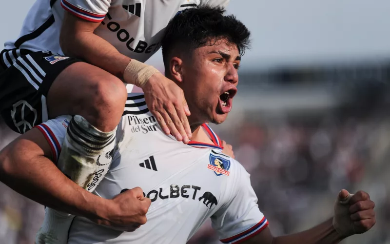 Damián Pizarro celebra eufórico un gol con la camiseta de Colo-Colo durante la temporada 2023.