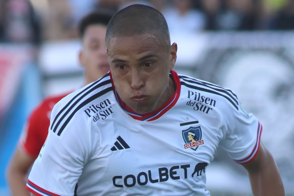 Leandro Benegas con cara de concentración en pleno partido con la camiseta de Colo-Colo durante la temporada 2023.