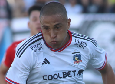 Leandro Benegas con cara de concentración en pleno partido con la camiseta de Colo-Colo durante la temporada 2023.