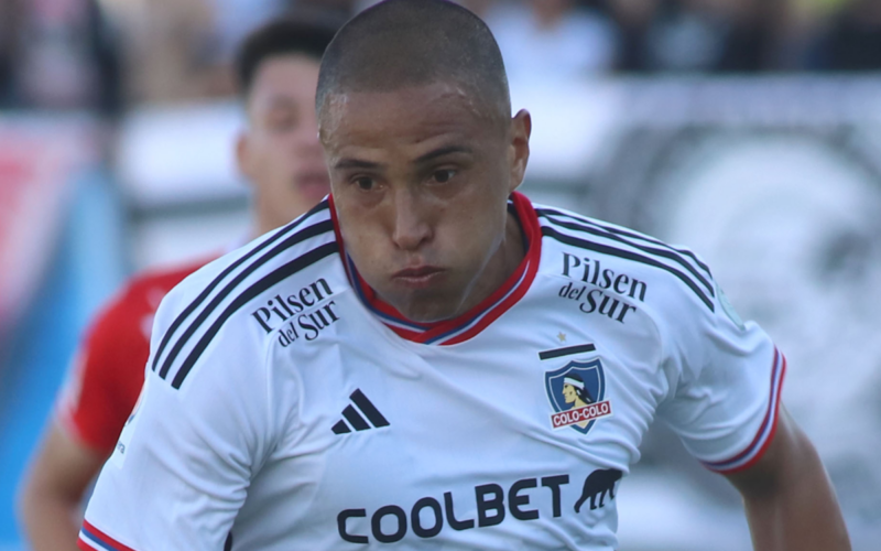 Leandro Benegas con cara de concentración en pleno partido con la camiseta de Colo-Colo durante la temporada 2023.