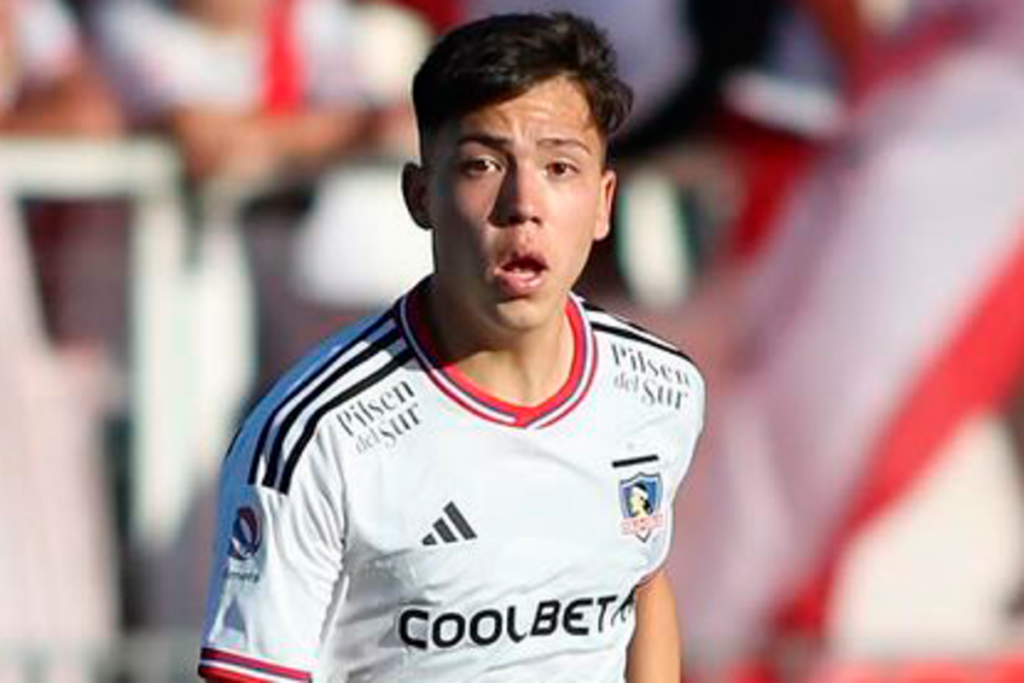 Leandro Hernández en pleno partido con la camiseta de Colo-Colo durante la temporada 2023.