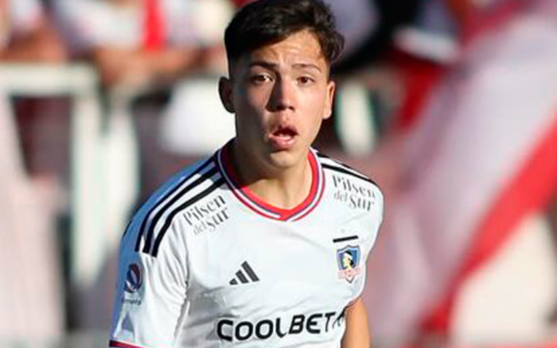 Leandro Hernández en pleno partido con la camiseta de Colo-Colo durante la temporada 2023.