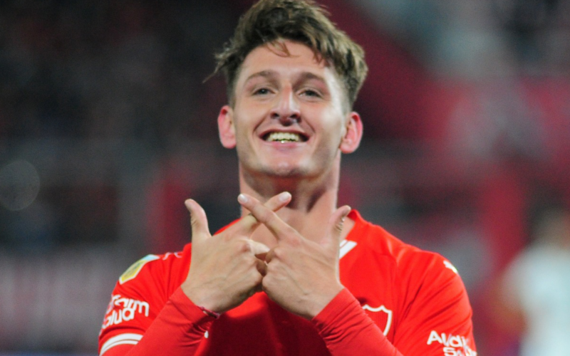 Matías Giménez celebrando un gol con la camiseta de Independiente de Avellaneda durante la temporada 2023.