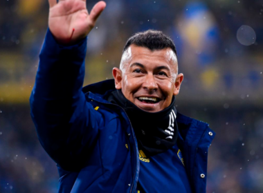 Jorge Almirón levanta su mano y saluda a la tribuna en pleno partido como director técnico de Boca Juniors durante la temporada 2023.