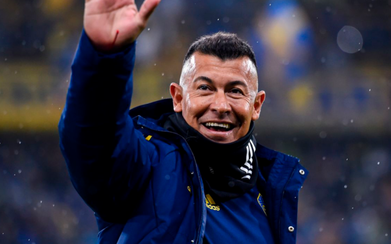 Jorge Almirón levanta su mano y saluda a la tribuna en pleno partido como director técnico de Boca Juniors durante la temporada 2023.