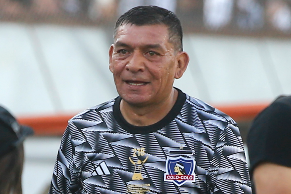 Primer plano al rostro de Francisco Huaiquipán, quien volvió a vestir la camiseta de Colo-Colo durante la temporada 2023 en el marco de la despedida de Esteban Paredes del fútbol profesional.