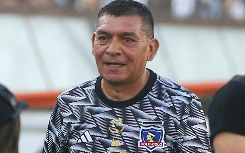 Primer plano al rostro de Francisco Huaiquipán, quien volvió a vestir la camiseta de Colo-Colo durante la temporada 2023 en el marco de la despedida de Esteban Paredes del fútbol profesional.