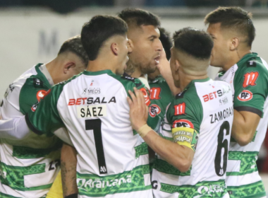 Futbolistas de Deportes Temuco se abrazan y celebran un gol durante la temporada 2023.