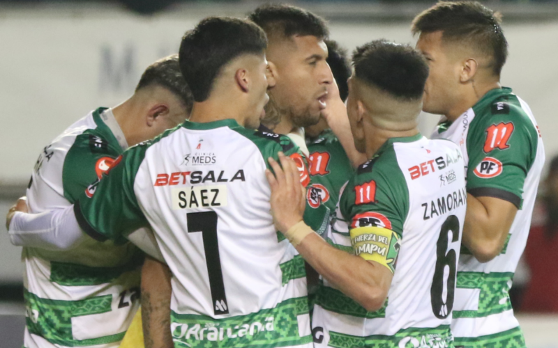 Futbolistas de Deportes Temuco se abrazan y celebran un gol durante la temporada 2023.