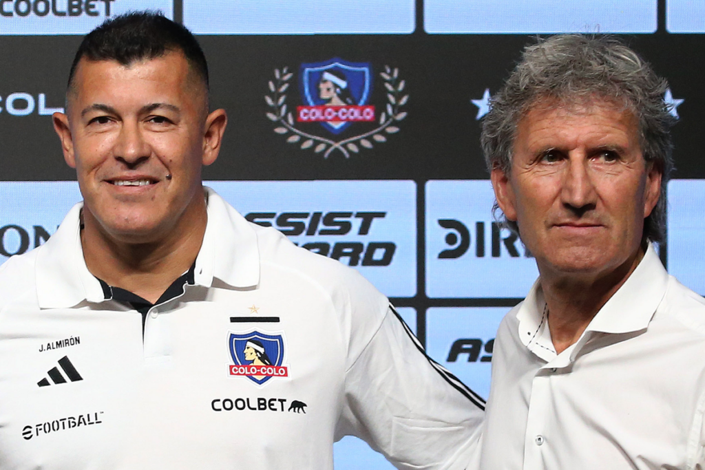 Jorge Almirón y Daniel Morón posan ante las cámaras en plena presentación del DT argentino como nuevo entrenador de Colo-Colo de cara a la temporada 2024.