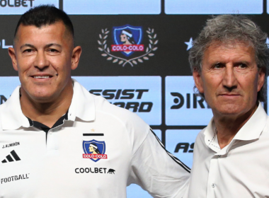 Jorge Almirón y Daniel Morón posan ante las cámaras en plena presentación del DT argentino como nuevo entrenador de Colo-Colo de cara a la temporada 2024.