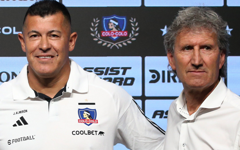 Jorge Almirón y Daniel Morón posan ante las cámaras en plena presentación del DT argentino como nuevo entrenador de Colo-Colo de cara a la temporada 2024.