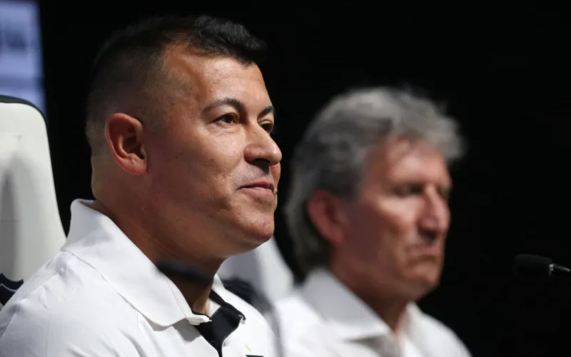 Jorge Almirón mira atento a la prensa en plena presentación como nuevo entrenador de Colo-Colo de cara a la temporada 2024.