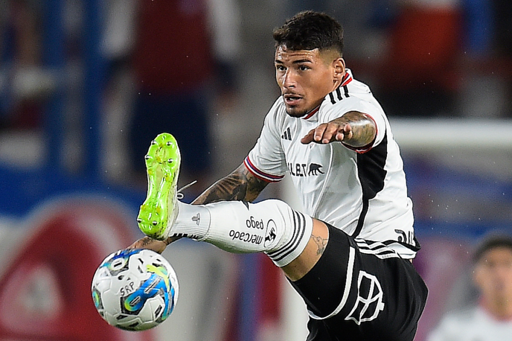 Alan Saldivia atacando un balón en pleno partido de pretemporada con la camiseta de Colo-Colo el año 2024.