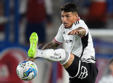 Alan Saldivia atacando un balón en pleno partido de pretemporada con la camiseta de Colo-Colo el año 2024.