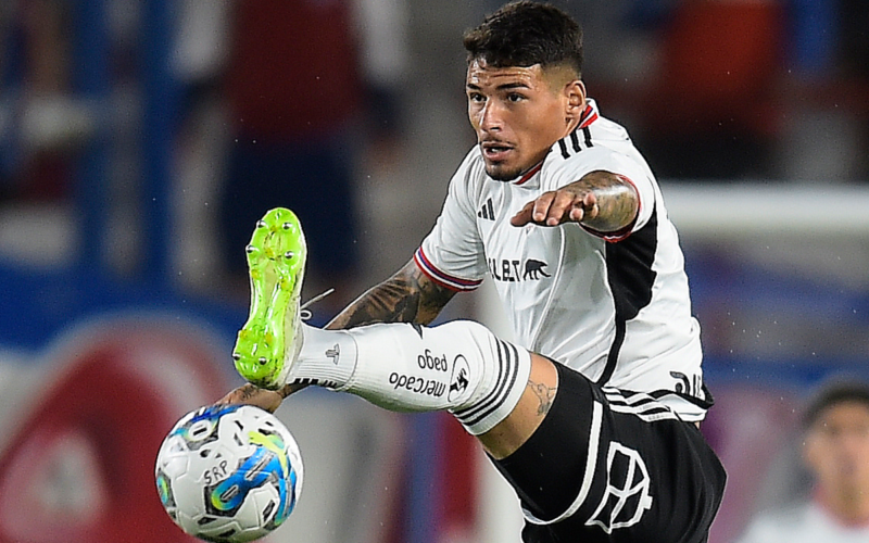 Alan Saldivia atacando un balón en pleno partido de pretemporada con la camiseta de Colo-Colo el año 2024.