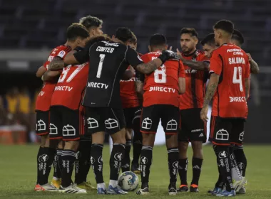 Plantel de Colo-Colo se reúne en el círculo central antes de enfrentar a Liverpool de Uruguay, válido por el tercer y último partido de la Serie Río de La Plata 2024.