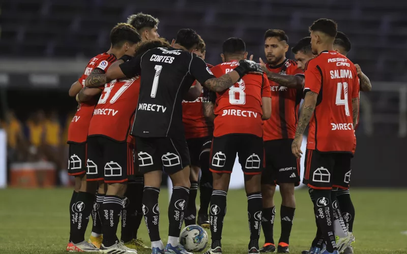 Plantel de Colo-Colo se reúne en el círculo central antes de enfrentar a Liverpool de Uruguay, válido por el tercer y último partido de la Serie Río de La Plata 2024.