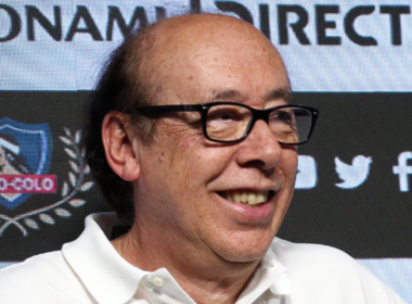 Alfredo Stöhwing sonriente en plena conferencia de prensa en su rol como presidente de Blanco y Negro.