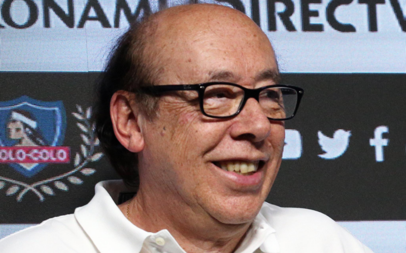 Alfredo Stöhwing sonriente en plena conferencia de prensa en su rol como presidente de Blanco y Negro.