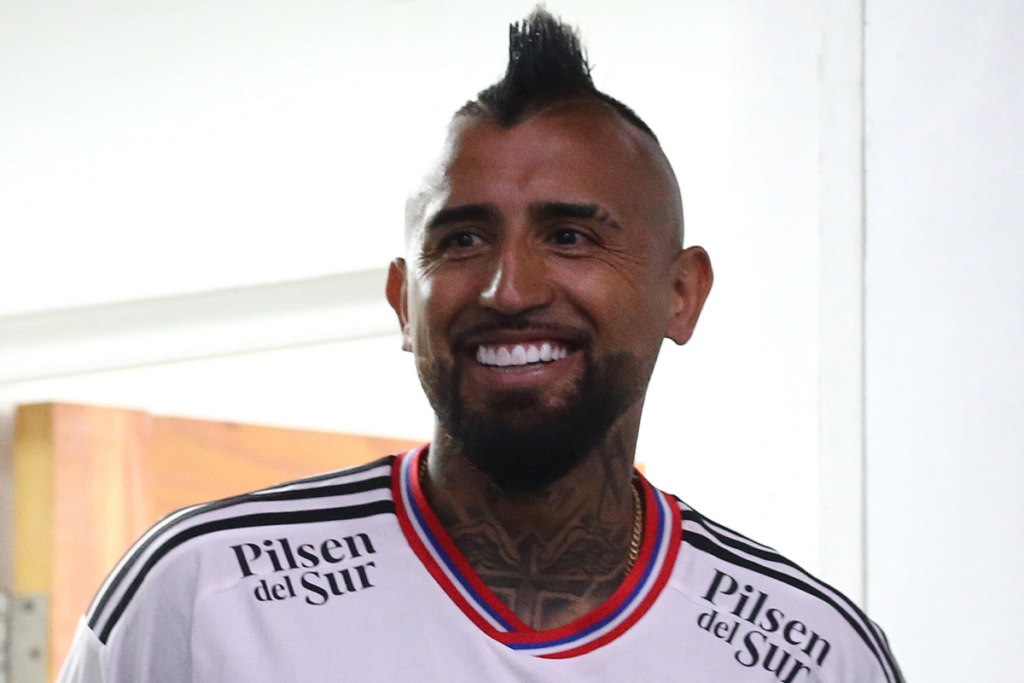 Arturo Vidal sonríe ante las cámaras en su presentación como nuevo refuerzo de Colo-Colo de cara a la temporada 2024.