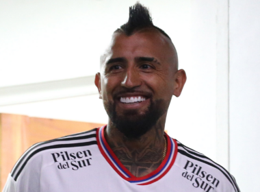 Arturo Vidal sonríe ante las cámaras en su presentación como nuevo refuerzo de Colo-Colo de cara a la temporada 2024.