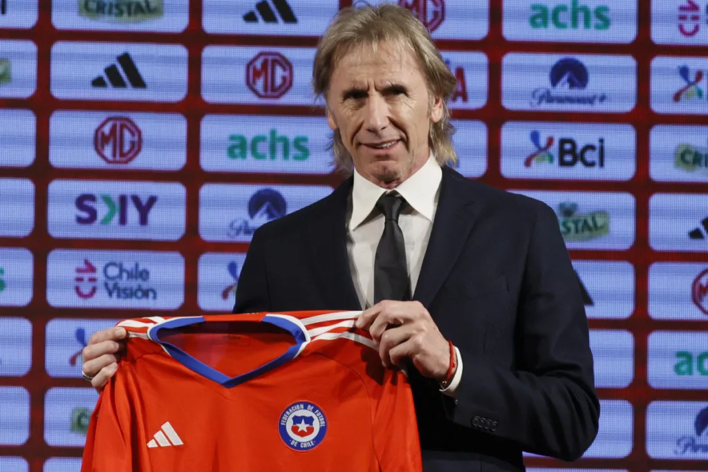 Ricardo Gareca sostiene la camiseta de La Roja en su presentación como nuevo entrenador de la Selección Chilena.