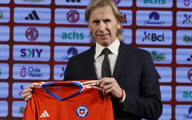 Ricardo Gareca sostiene la camiseta de La Roja en su presentación como nuevo entrenador de la Selección Chilena.