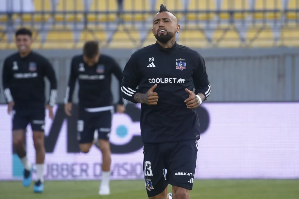 Arturo Vidal entrenando con el buzo negro de Colo-Colo.