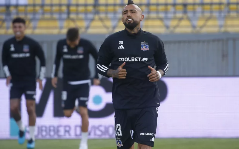 Arturo Vidal entrenando con el buzo negro de Colo-Colo.