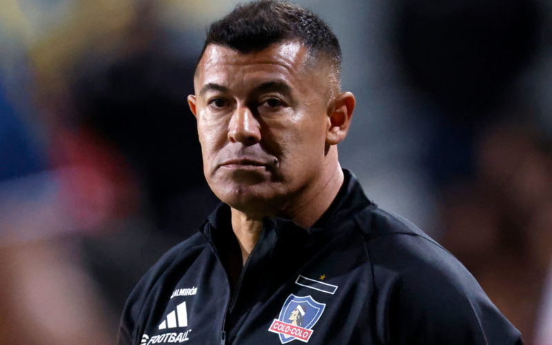 Primer plano al rostro de preocupación de Jorge Almirón, entrenador de Colo-Colo durante la temporada 2024.