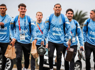 Futbolistas de la Selección Uruguaya Sub 23 caminan y sonríen ante las cámaras en plenos Juegos Sudamericanos de Santiago 2023.