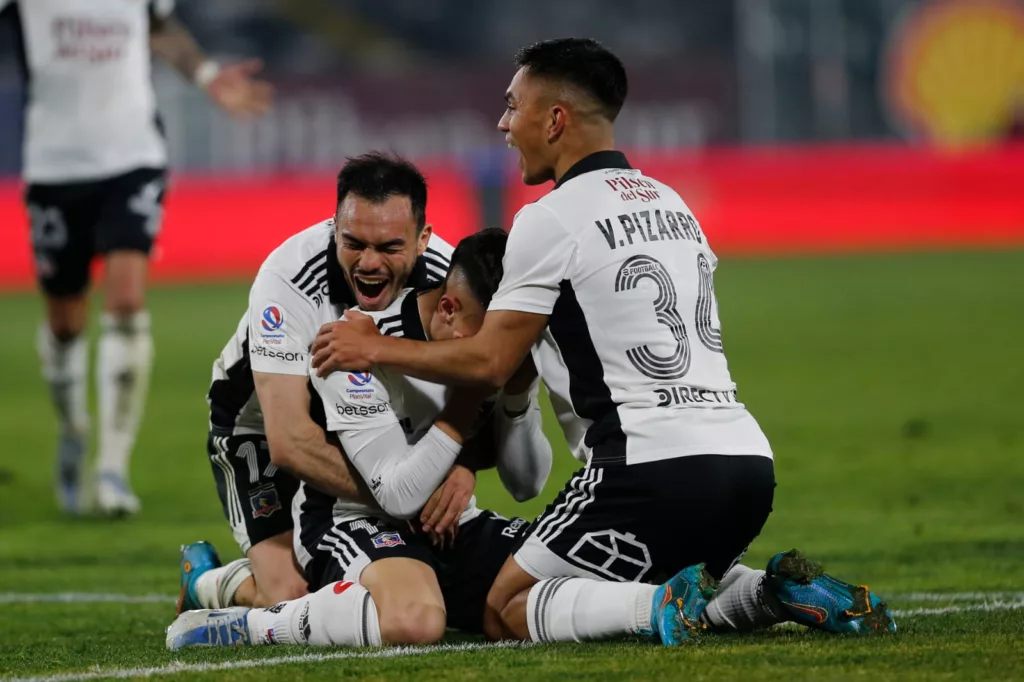 Jugadores de Colo-Colo celebrando el gol de Cristián Zavala a Huachipato