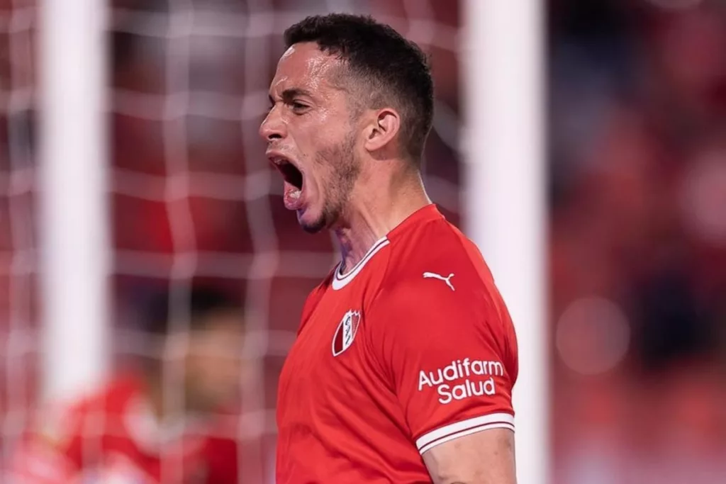 Iván Marcone celebrando un gol con la camiseta de Independiente de Avellaneda.