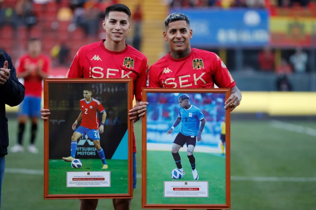 Jonathan Villagra y Rodrigo Piñeiro recibiendo un reconocimiento por jugar en los Juegos Panamericanos.