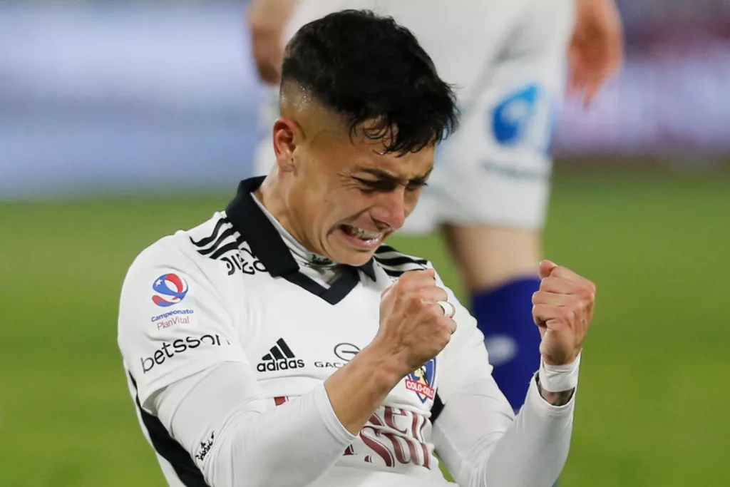 Cristián Zavala celebrando su primer gol con la camiseta de Colo-Colo.