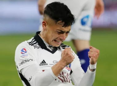 Cristián Zavala celebrando su primer gol con la camiseta de Colo-Colo.