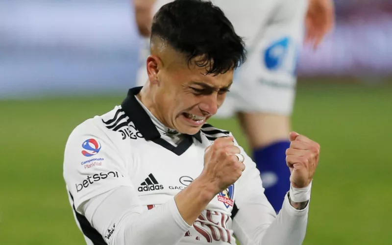 Cristián Zavala celebrando su primer gol con la camiseta de Colo-Colo.