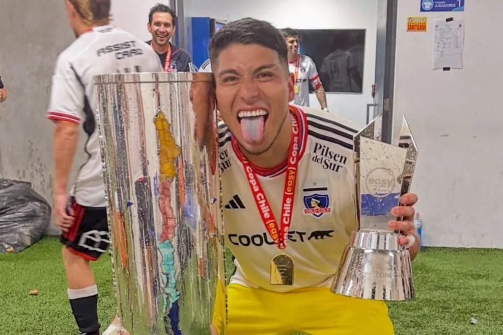 Brayan Cortés posando con la Copa Chile