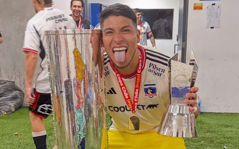 Brayan Cortés posando con la Copa Chile