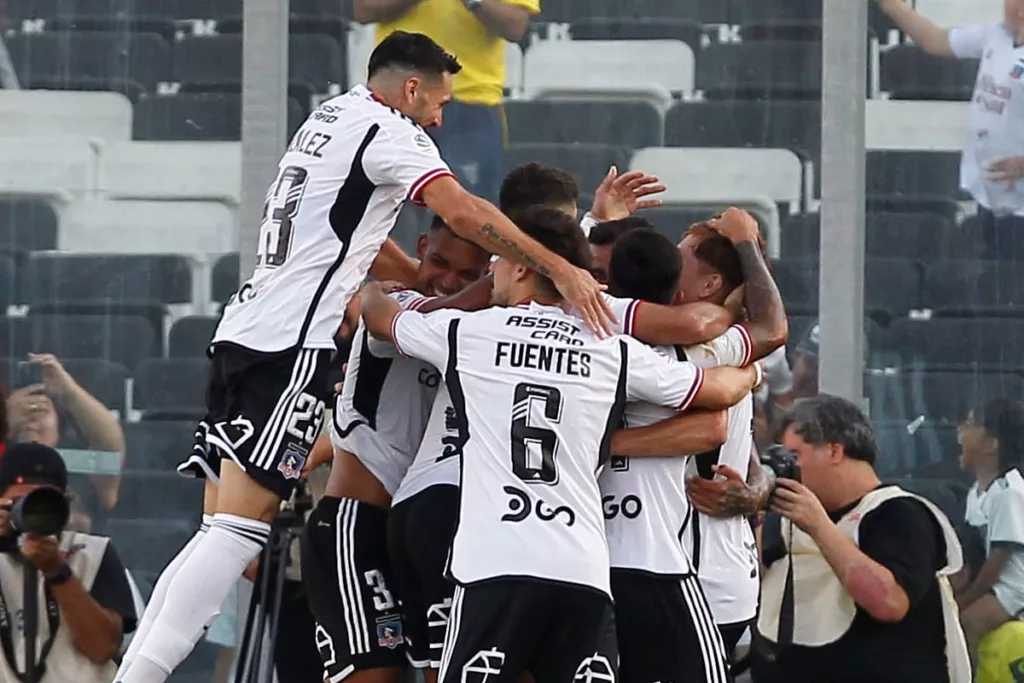 Jugadores de Colo-Colo celebrando un gol de Darío Lezcano.