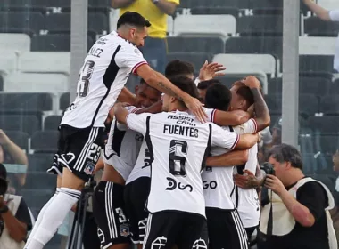 Jugadores de Colo-Colo celebrando un gol de Darío Lezcano.