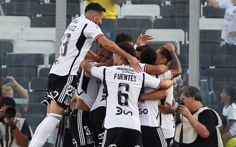 Jugadores de Colo-Colo celebrando un gol de Darío Lezcano.