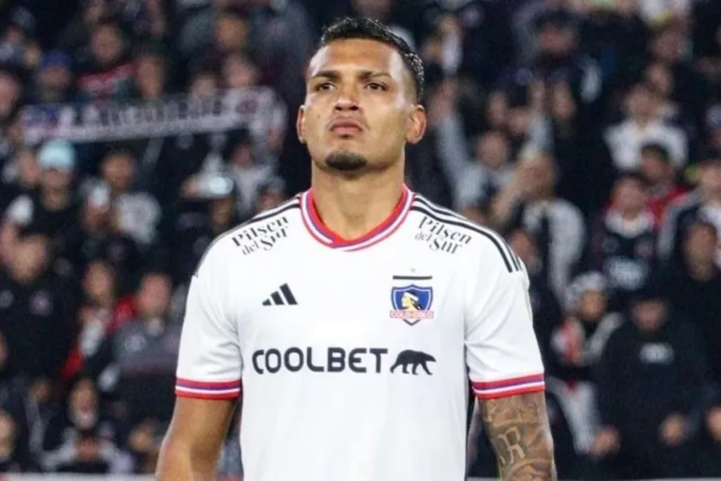 Daniel Gutiérrez con la camiseta de Colo-Colo