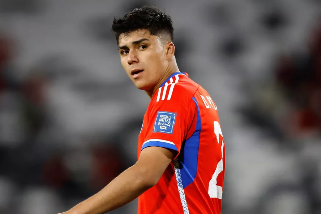 Damián Pizarro con la camiseta de la Selección Chilena.