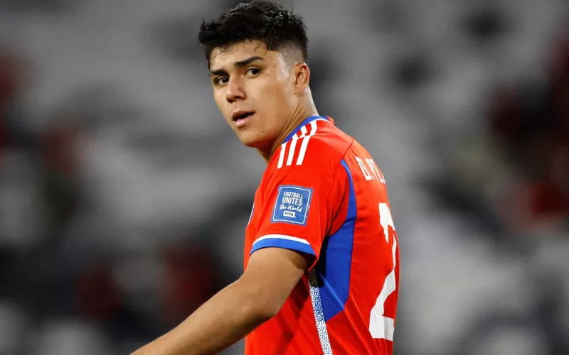 Damián Pizarro con la camiseta de la Selección Chilena.