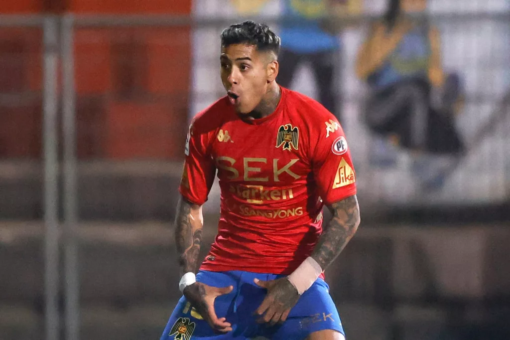 Rodrigo Piñeiro celebrando un gol con Unión Española.