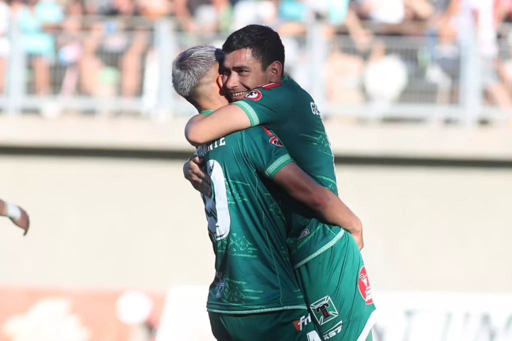 Juan Gutiérrez celebrando un gol con la camiseta de Deportes Temuco.